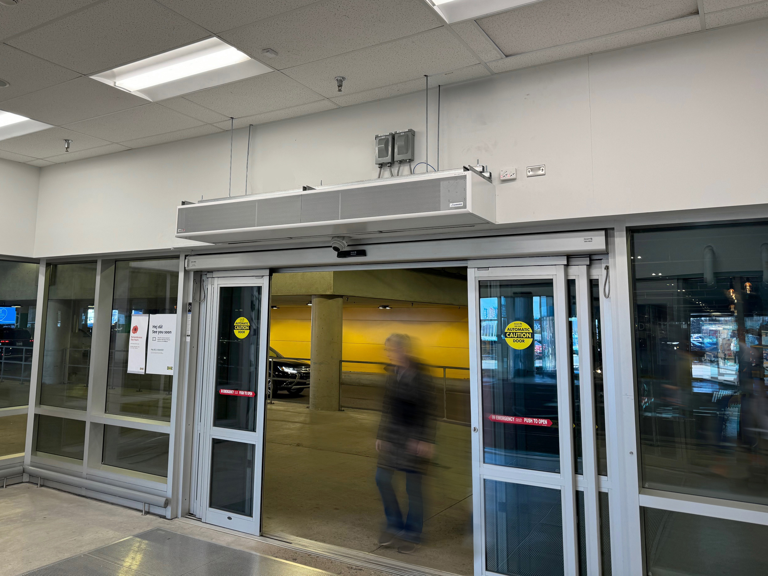 Puertas de acceso al parking de IKEA Ottawa con cortinas de aire Windbox